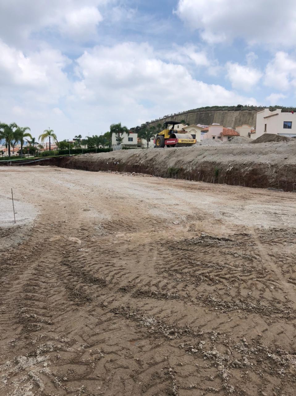 Compactación de terreno con maquinaria pesada
