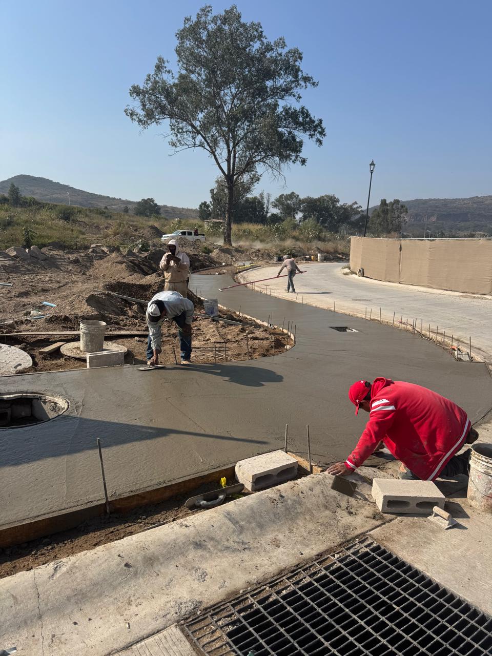 Colado de concreto en vialidad residencial