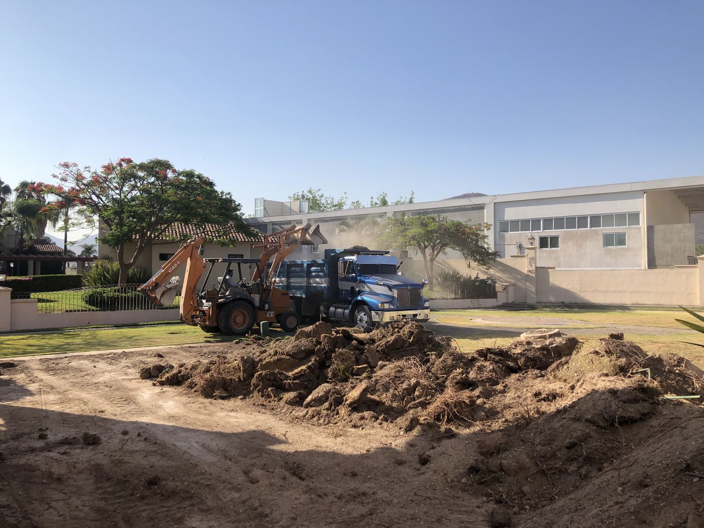Muro de contención de concreto armado en terreno con desnivel