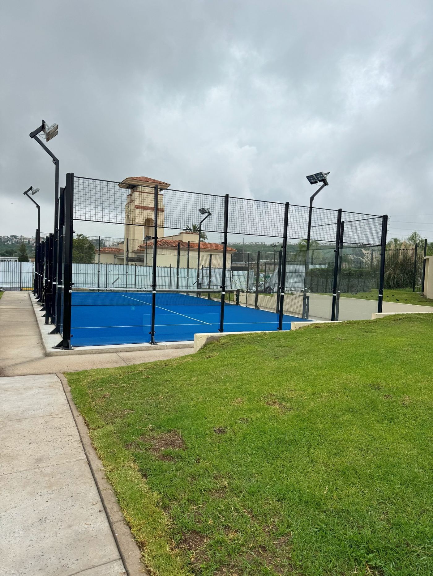 Banqueta y guarnición de concreto en fraccionamiento residencial