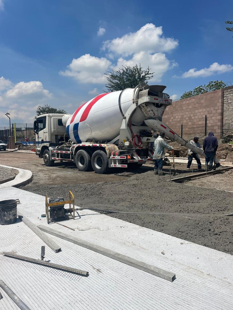 Vaciado de concreto con revolvedora para vialidad