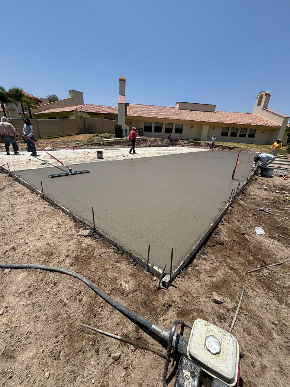 Acabado de losa de concreto en área de servicios