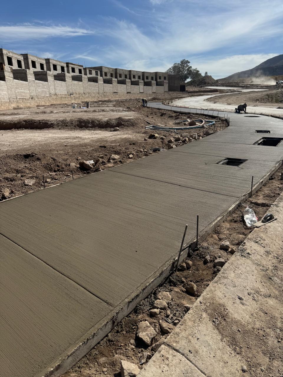 Calle de concreto recién colada en urbanización